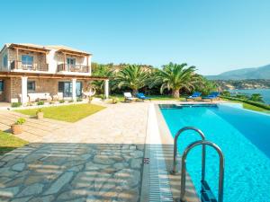 Bazén v ubytovaní Villa Odysseus Spartia Kefalonia alebo v jeho blízkosti