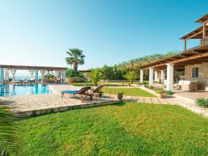 Bazén v ubytovaní Villa Odysseus Spartia Kefalonia alebo v jeho blízkosti