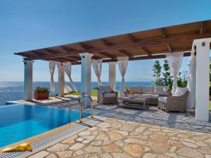 Bazén v ubytovaní Villa Odysseus Spartia Kefalonia alebo v jeho blízkosti