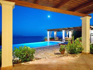 The swimming pool at or close to Villa Penelope Spartia Kefalonia