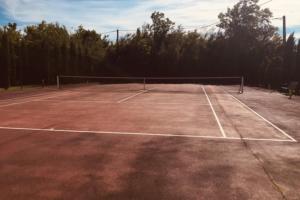um campo de ténis com uma rede em Cosy Studio Balcon Tennis Swiminng Pool em Cavaillon