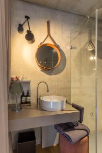 uma casa de banho com um lavatório e um espelho em Hotel Krone Design B&B em Weil am Rhein