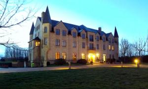 AlveringemにあるHotel Hinterlandの庭灯付きの大きな建物