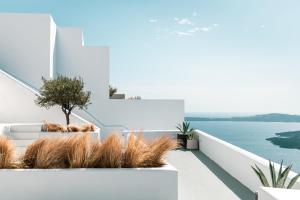 Ein Balkon oder eine Terrasse in der Unterkunft Grace Hotel Santorini, Auberge Resorts Collection