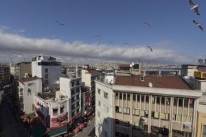 una vista aérea de una ciudad con edificios en Omega Luxx Hotel, en Estambul