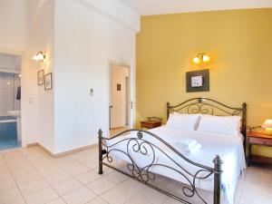 A bed or beds in a room at Villa Hera Még 30 kép