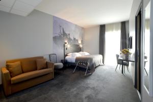 Posezení v ubytování Logis Hôtel Victor Hugo & Spa