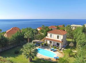 una vista aérea de una casa con piscina en Villa Eros Spartia Kefalonia en Spartia