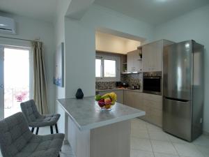 Kuchyňa alebo kuchynka v ubytovaní Villa Nikos Megala Chorafia Crete