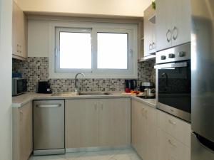 Kuchyňa alebo kuchynka v ubytovaní Villa Nikos Megala Chorafia Crete