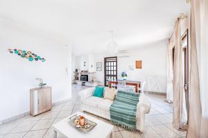 Biały salon z kanapą i stołem w obiekcie Villa Alma w mieście Soiano del Lago +37 zdjęć