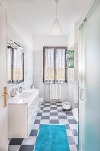 łazienka z wanną, umywalką i toaletą w obiekcie Villa Alma w mieście Soiano del Lago