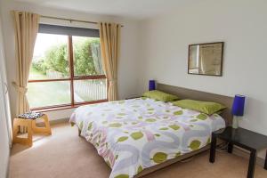 una camera da letto con un letto e una grande finestra di Castle View No 1 a Liscannor