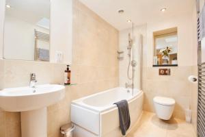 Ванна кімната в The Stunning Duplex Gem in The Heart of Bath