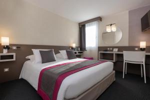 เตียงในห้องที่ Kyriad Hotel Lyon Givors