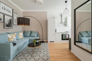 A seating area at easy flat Margareten Apartments