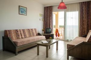 a living room with a couch and a tv at Opción Roulette de Paya Hotels in Es Pujols