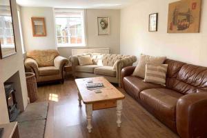 sala de estar con sofá y mesa de centro en Elbury Farm Annex, en Exeter