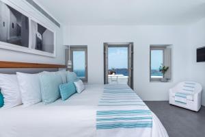 Un pat sau paturi într-o cameră la Grace Hotel, Auberge Resorts Collection