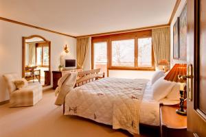 una camera con letto, scrivania e finestra di Chalet Zen Zermatt, 100m from Ski Lift and Piste a Zermatt