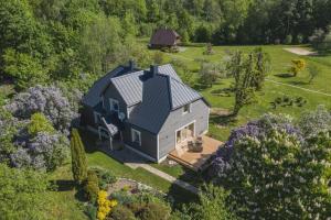 LielvārdeHostel Kastaņas的田野中房屋的鸟瞰图