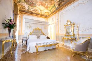 1 dormitorio con 1 cama y una pintura en el techo en Ca' Bonfadini Historic Experience en Venecia