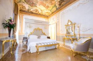 1 dormitorio con 1 cama y una pintura en el techo en Ca' Bonfadini Historic Experience, en Venecia 37 fotos más