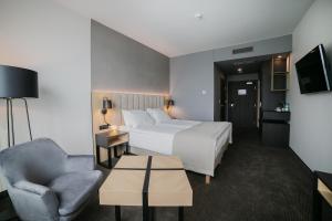 Televízia a/alebo spoločenská miestnosť v ubytovaní B&B HOTEL Warsaw East