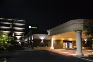 un edificio ospedaliero di notte con le luci accese di Holiday Inn Dayton/Fairborn I-675, an IHG Hotel a Fairborn