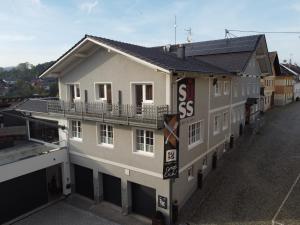 un edificio con un cartello sss sul lato di Gasthof Süss a Oberkappel