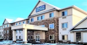 a rendering of a hotel with snow on the ground w obiekcie AmeriVu Inn and Suites - Chisago City w mieście Chisago City