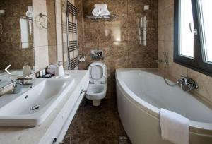 Kylpyhuone majoituspaikassa Theasis Hotel Paramythia