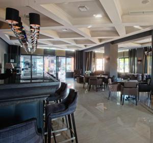 Theasis Hotel Paramythia餐厅或其他用餐的地方