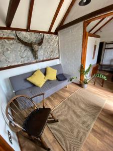 Blythburgh的住宿－Cute mini-studio in Blythburgh，客厅配有沙发和椅子