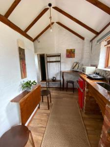 Blythburgh的住宿－Cute mini-studio in Blythburgh，厨房配有水槽和台面