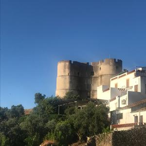 um castelo sentado no topo de uma colina em The Place at Evoramonte em Évora Monte