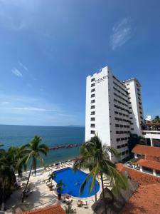 uma vista para o oceano a partir da varanda de um hotel em Costa Sur Resort & Spa em Puerto Vallarta