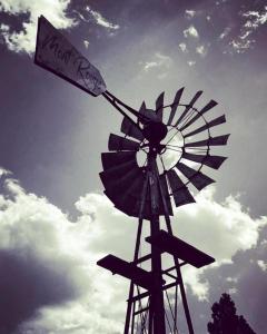 un molino de viento con un cartel que lee granjas del norte en Mont Rouge en Clarens