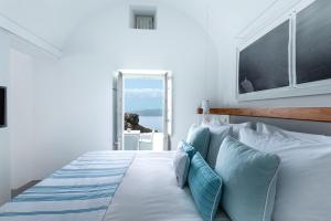 Un pat sau paturi într-o cameră la Grace Hotel, Auberge Resorts Collection