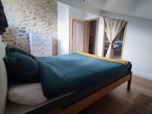 Tempat tidur dalam kamar di Gites de l'alouette
