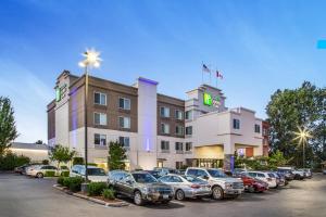 ein Parkplatz vor einem Hotel in der Unterkunft Holiday Inn Express & Suites Tacoma, an IHG Hotel in Tacoma