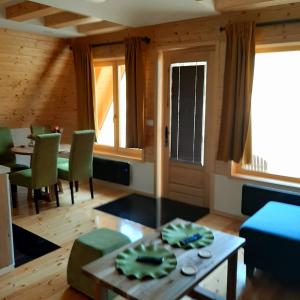 Zona d'estar a Holiday Home Ella Mokra Gora - Apartman Ella