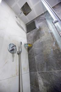 um chuveiro com uma porta de vidro na casa de banho em Golden Street Hotel em Istambul