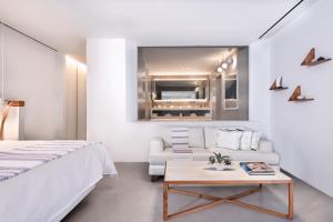 Un pat sau paturi într-o cameră la Grace Hotel, Auberge Resorts Collection