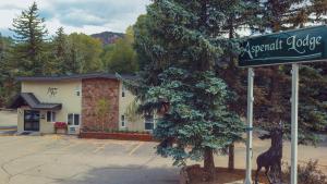 Nespecifikovaný výhled na hory nebo výhled na hory při pohledu z motelu