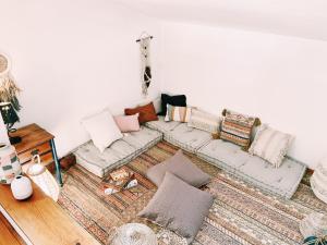 a living room with a couch with pillows at casa Jone olival in Tomar
