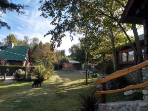 Un jardín fuera de Cabañas Troncopiedra