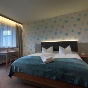 Postel nebo postele na pokoji v ubytování Hotel Allgäu Garni