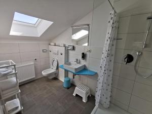 Koupelna v ubytování Hotel Allgäu Garni + 37 fotografií