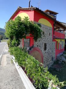 een gebouw met planten aan de zijkant bij B&B e Locazioni Turistiche Antico Borgo Toscano in Montecatini Terme